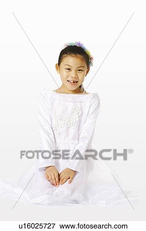 女の子 中に 白 スカート 床の上に座る 写真館 イメージ館 U Fotosearch