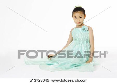 女の子 中に 緑のスカート 床の上に座る ストックフォト 写真素材 U Fotosearch
