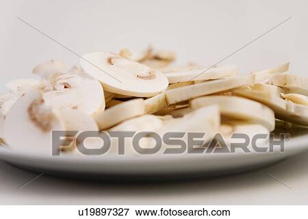 Stock Photo - freigestellt, alfred, aliment, champignon, champignons, cut. Fotosearch