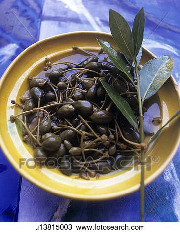 Stock Image - Eingelegte Kapernäpfel und Lorbeerzweig. Fotosearch