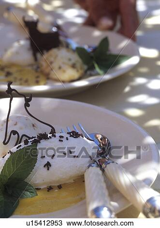 Stock Image - Eisnocke mit Schokoladenstreusel. Fotosearch