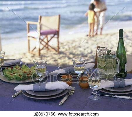 Gedeckter Tisch am Strand View Large Photo Image Stock Photo - Gedeckter Tisch am Strand. Fotosearch