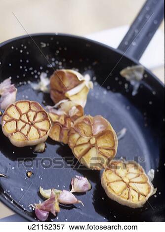 Knoblauch in der Pfanne View Large Photo Image Stock Photo - Knoblauch in der Pfanne. Fotosearch