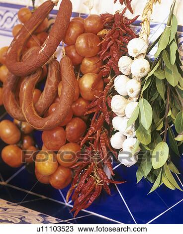 Stock Image - Mediterane Küche - Stilleben mit Tomaten, Wurst, Knoblauch, Lorbeer und Chili. Fotosearch
