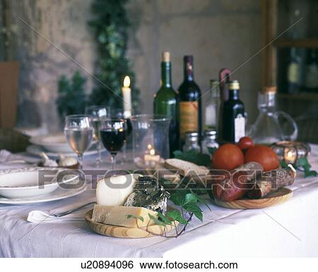 Stock Photograph - Mediterranes Büfett mit Brot, Käse, Wurst und Wein. Fotosearch