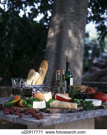 Stock Image - Mediterranes Büffet mit Wein und Käse. Fotosearch
