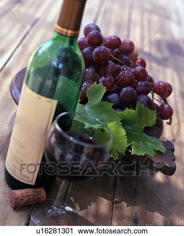 Stock Image - Rotwein und Trauben mit Weinblättern. Fotosearch