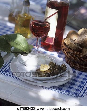 Stock Image - Tapas, grüne Oliven mit aioli und Wein. Fotosearch