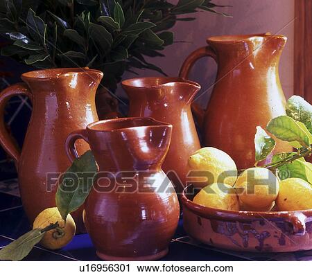 Stock Image - Tonkrüge und Zitronen. Fotosearch
