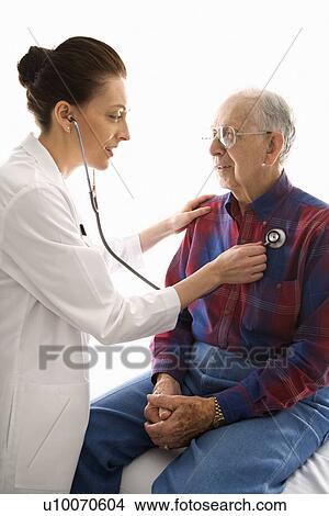 البالغ القفقاسي الأنثى الطبيب إصغاء حتى عجوز القفقاسي Male S القلب ب Stethoscope اللوحة U10070604 Fotosearch