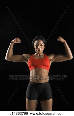 筋肉 アフリカ系アメリカ人の女性 身に着けていること 運動 服装 で 二頭筋 Flexed 写真館 イメージ館 U Fotosearch