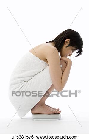 女性がかがむ 上に 体重計 画像コレクション U Fotosearch