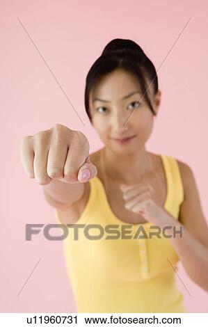 女 投げる パンチ ストックイメージ U Fotosearch