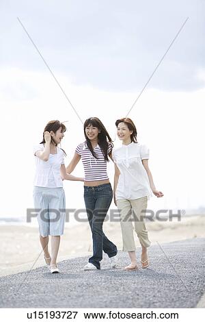 ３ 若い女性たち ビーチを歩く 微笑 正面図 写真館 イメージ館 U Fotosearch