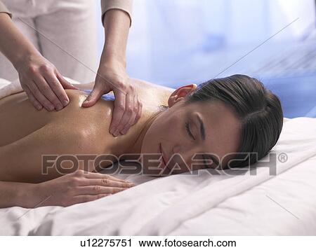 Stock Image - Frau wird massiert. Fotosearch