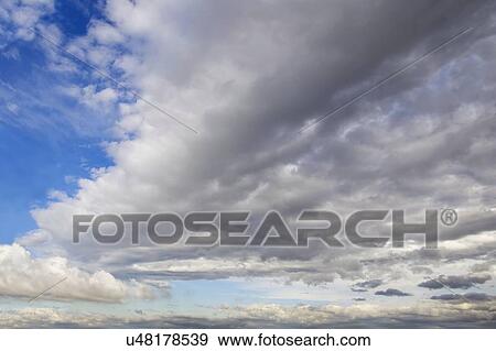 青い空 で 積乱雲 ｱｰﾄﾜｰｸ イラスト U48178539 Fotosearch