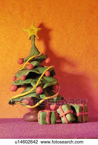 Christmas tree and presents View Large Illustration Drawing - Christmas tree and presents. Fotosearch