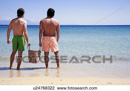 Dos Hombres En La Playa Cuidado Al Mar Coleccion De Imagen U24768322 Fotosearch