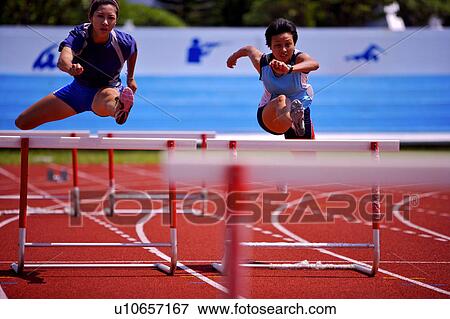 ２ 女性 運動選手 跳躍のハードル 正面図 写真館 イメージ館 U Fotosearch