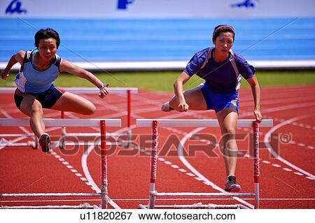 ２ 女性 運動選手 跳躍のハードル 正面図 写真館 イメージ館 U11820267 Fotosearch