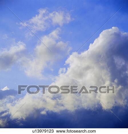 超大作 雲 青い空 背景 白い雲 空 ストックイメージ U Fotosearch