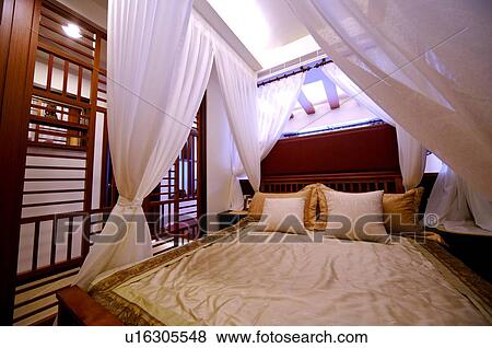 Moderno, cuatro cartel, cama, con, blanco, cortinas, en, el, cuatro