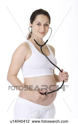 妊娠した 若い女性 保有物 A 聴診器 へ 彼女 腹部 聞くこと ストックイメージ U Fotosearch