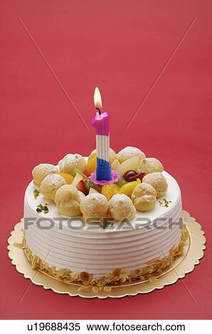 Gateau Anniversaire A A Bougie Dans Les Forme De A 1 Brule Dessus Banques De Photographies U Fotosearch