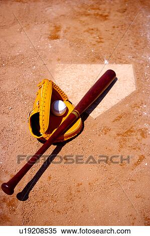 野球バット ボール そして 手袋 上に ホームベース ストックフォト 写真素材 U Fotosearch
