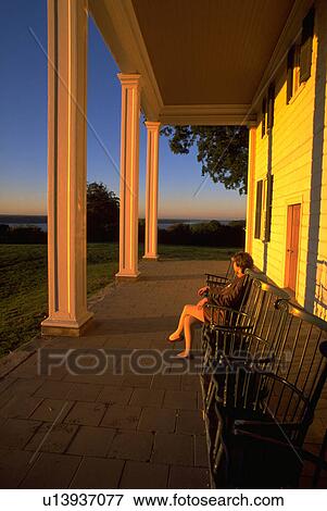 Stock Photo - piazza, home, view, washington, george, family. Fotosearch