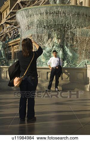 Picture - vegas, squint, fountain, pose, picture. Fotosearch