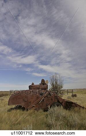 Stock Image - appelle, combine, qu, away, rusting, old. Fotosearch