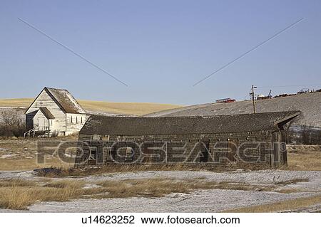 Stock Image - garage, buildings, canada, saskatchewan, nedpath, abandoned. Fotosearch