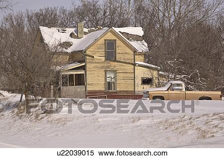 Stock Photography - canada, farm, saskatchewan, scenic, house, abandoned. Fotosearch