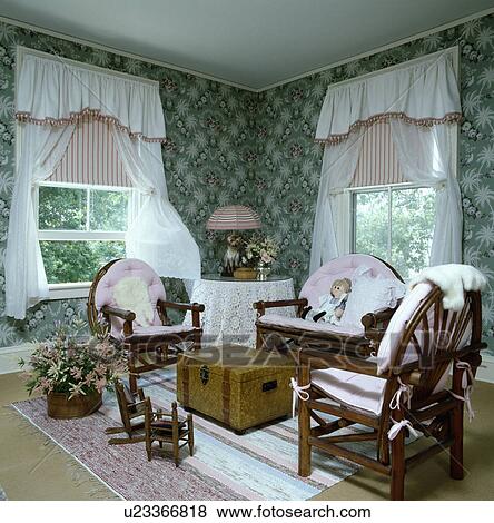 白 カーテン そして ピンク ﾌﾞﾗｲﾝﾄﾞ 上に 窓 中に 反響室 で パターン装飾された 緑 壁紙 写真館 イメージ館 U Fotosearch