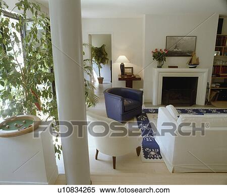 Stock Afbeelding - blauwe, kuip, leunstoel, en, witte bank, in ... Stock Afbeelding - blauwe, kuip, leunstoel, en, witte bank, in ...