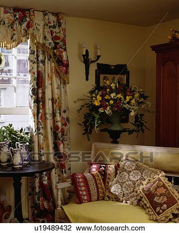 Floral Patterned Curtains In Yellow Ttraditional Living Room Stock Image