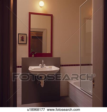 Luce Bagno Sopra Specchio.Globo Luce E Rosso Specchio Sopra Wall Mounted Bacino In Piccolo Moderno Bagno Archivio Fotografico U18968177 Fotosearch