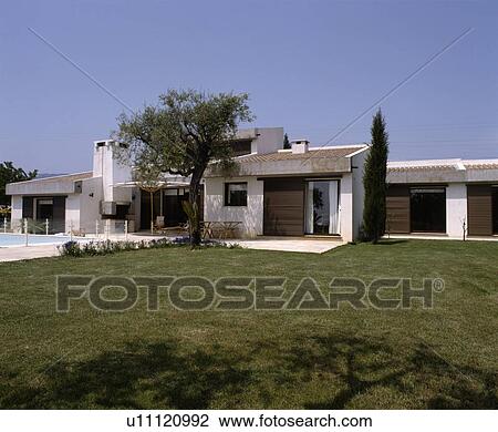 Stock Image - Modern single-storey house in southern France. Fotosearch