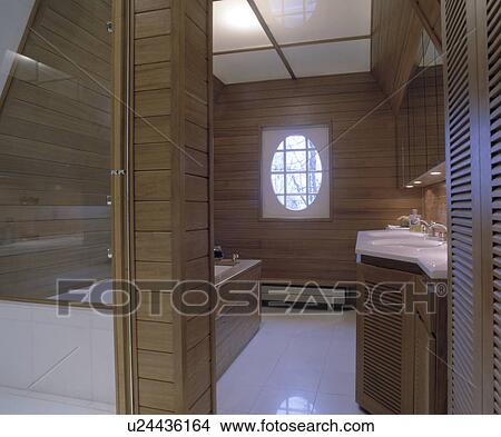 Modernes Holz Getafelt Badezimmer Mit Undurchsichtig Glas Hochstmass Ausschusse Und Weiss Tiled Boden Bild U24436164 Fotosearch