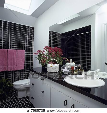 Nero Bianco Pavimentato Bagno Con Rosa Asciugamani E Uno