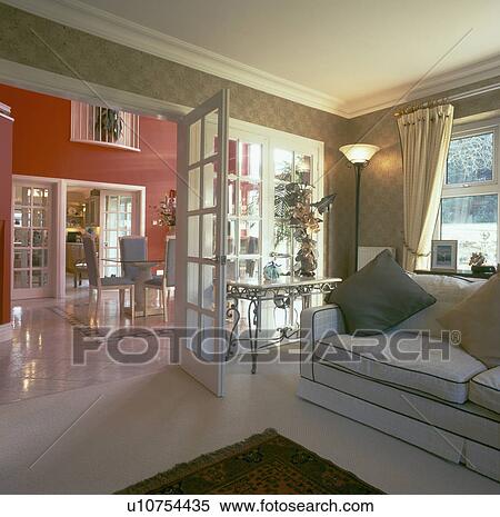 Stock Bild - offenes, doppelgänger, glas türen, zwischen, wohnzimmer ... Stock Bild - offenes, doppelgänger, glas türen, zwischen, wohnzimmer ...