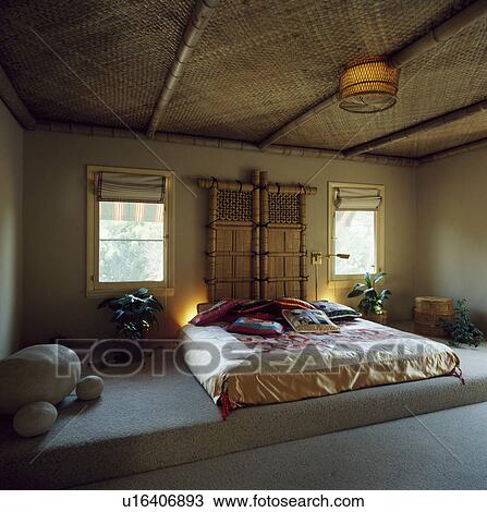 Stock Foto - rattan, plafond, en, bamboe, scherm, achter, bed, met ... Stock Foto - rattan, plafond, en, bamboe, scherm, achter, bed, met ...