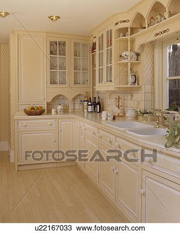 Stock Image - Traditional fitted kitchen with wood floor and painted cupboards&#13; &#10; &#13; &#10;. Fotosearch