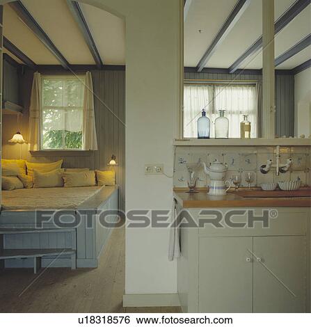Stock Afbeeldingen - verlicht, lampen, op, muur, boven, verheven ... Stock Afbeeldingen - verlicht, lampen, op, muur, boven, verheven ...