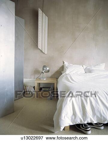 Beeld - witte, bedline, in, slaapkamer, met, het vouwen, metaal ... Beeld - witte, bedline, in, slaapkamer, met, het vouwen, metaal ...