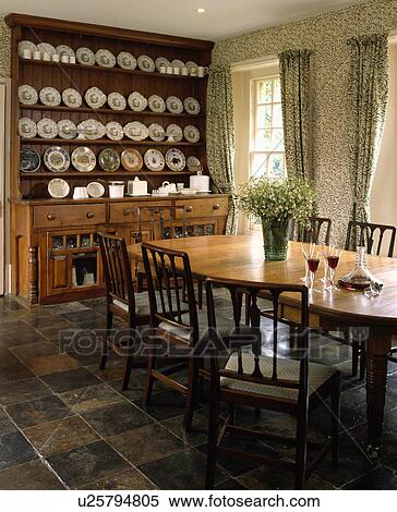 大きい 骨董品 ドレッサー そして テーブル そして 椅子 中に 国 食堂 で 緑 壁紙をパターン装飾した そして 似合う カーテン ストックフォト 写真素材 U Fotosearch