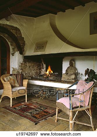 枝編み細工 椅子 上に どちらか 側 の 暖炉 中に Livingroom 中に 小さい フランス語 田舎の別荘 写真館 イメージ館 U Fotosearch