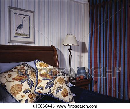 花 クッション ベッドで 中に ホテル寝室 で Red Blue しまのある カーテン そして Blue White しまのある壁紙 ストックフォト 写真素材 U Fotosearch