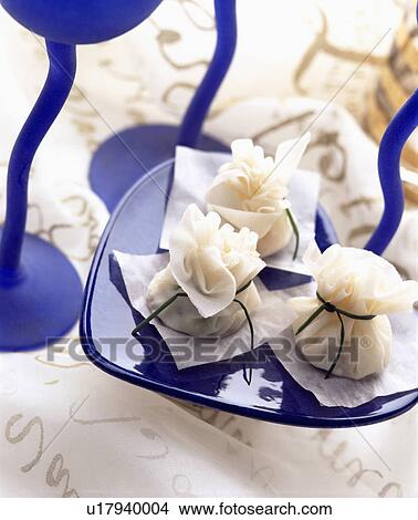 Picture - goat's cheese, wonton, canapes, starters, prawn, food. Fotosearch